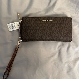 NWT AUTHENTIC Michael Kors Jet Set Wristlet